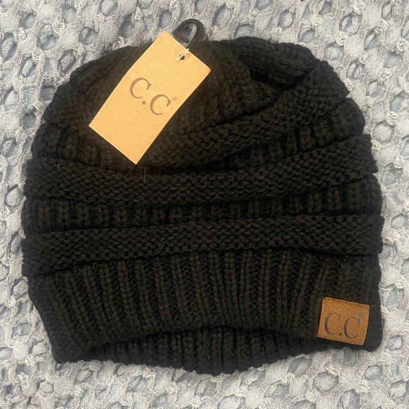 C.C Black Solid Ribbed Beanie - New - Picture 1 of 2